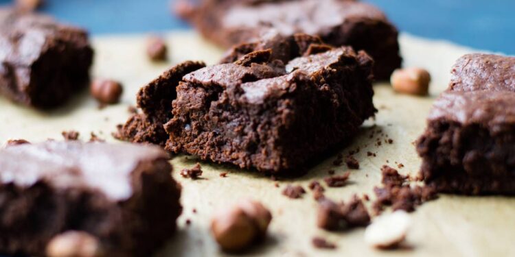 Brownie de micro-ondas com cacau e proteína pronto em segundos