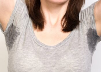 Como tirar manchas de suor em camisetas com um truque caseiro