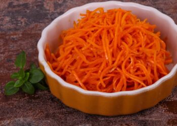 Bolinho de cenoura com cobertura de chocolate no micro-ondas pronto em poucos minutos