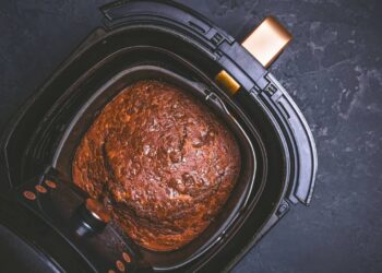 Este bolo de chocolate na airfryer fica fofinho e é preparado em minutos