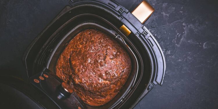 Este bolo de chocolate na airfryer fica fofinho e é preparado em minutos