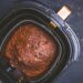 Este bolo de chocolate na airfryer fica fofinho e é preparado em minutos