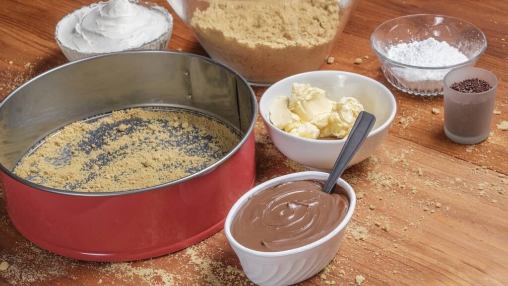 Este bolo de chocolate na airfryer fica fofinho e é preparado em minutos