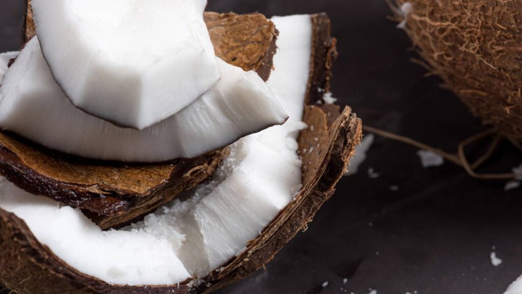 O melhor doce de coco de micro-ondas fica pronto em 5 minutos