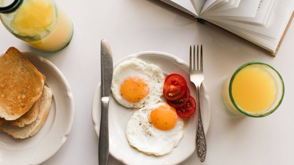 Nem manteiga, nem óleo: o truque para fazer ovos fritos saudáveis em 1 minuto