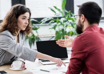 O que significa quando uma pessoa sempre interrompe os outros que estão falando, segundo a psicologia