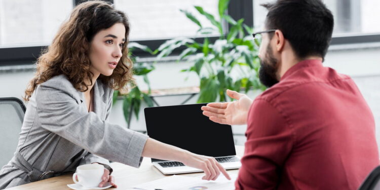 O que significa quando uma pessoa sempre interrompe os outros que estão falando, segundo a psicologia