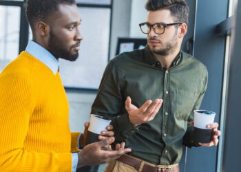 O que significa quando a pessoa desvia o olhar enquanto fala, segundo psicologia