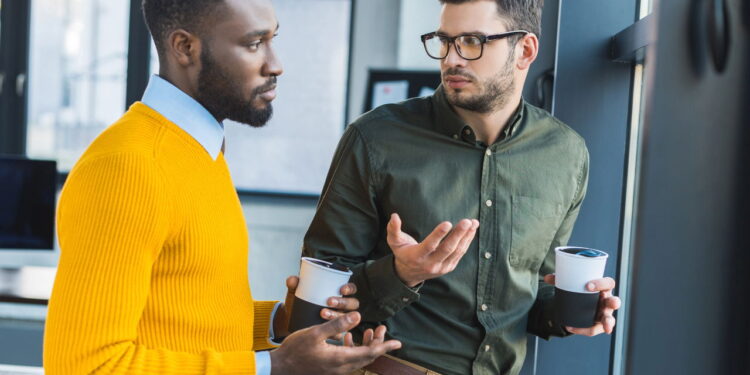 O que significa quando a pessoa desvia o olhar enquanto fala, segundo psicologia