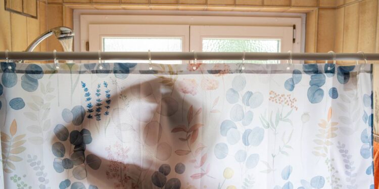 Acabe com o mofo na cortina do box do banheiro e proteja sua saúde