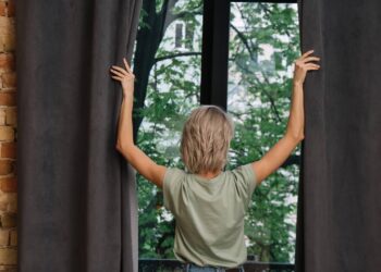 Nem sabão em pó, nem alvejante: esse truque limpa cortinas sem lavar