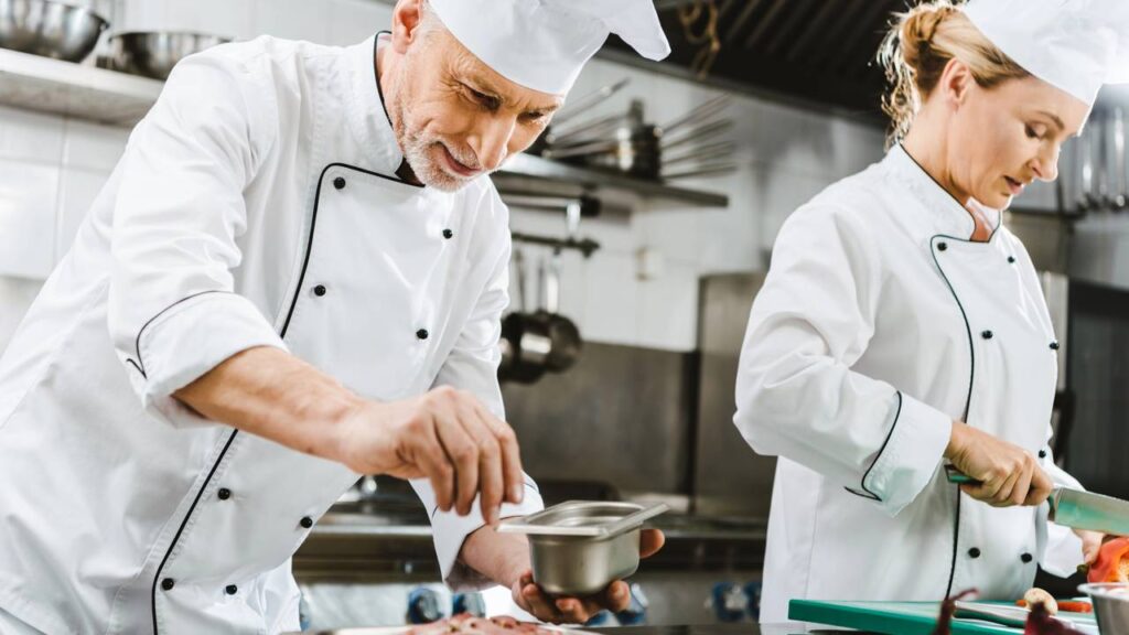 Pequenos truques de cozinha com sal, refogado e acidez fazem diferença real no sabor da comida