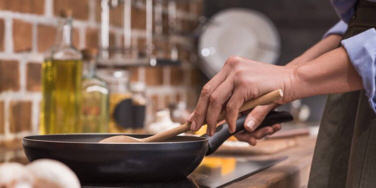 Dar sabor à comida envolve técnica, dourado correto e equilíbrio de elementos básicos na cozinha