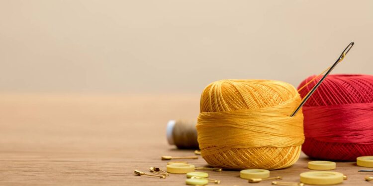 Peça de crochê fácil de fazer que valoriza a mesa e ainda ajuda a economizar na decoração