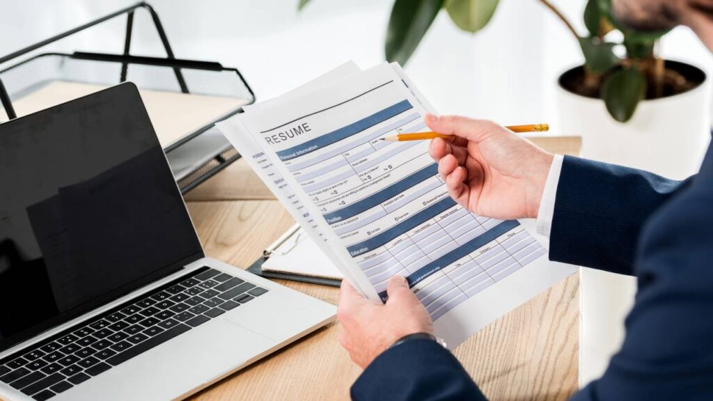 Como criar o currículo perfeito, segundo especialistas