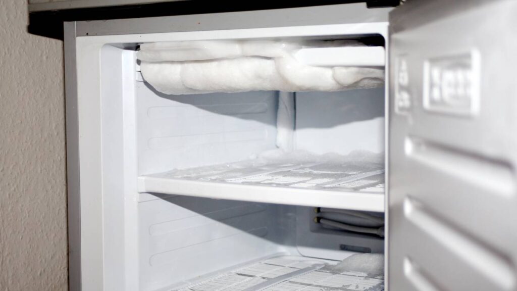 Entenda por que a geladeira acumula água na parte de trás e o que isso revela sobre o funcionamento 3 Este detalhe explica porque sua geladeira faz água atrás