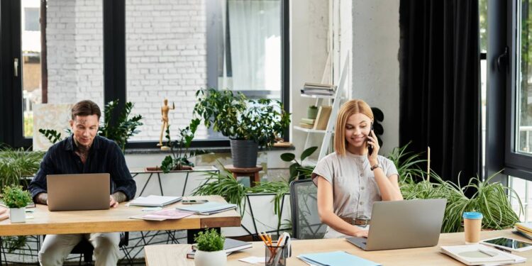 Traga vida tropical à sua escrivaninha com plantas fáceis de cuidar