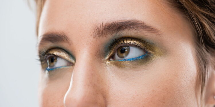 O que significa quando uma pessoa desvia o olhar enquanto fala, segundo a psicologia