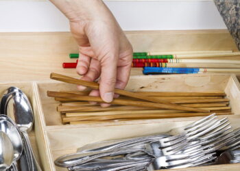Aprenda a organizar sua cozinha com divisores de talheres