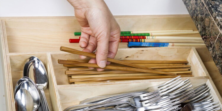 Aprenda a organizar sua cozinha com divisores de talheres