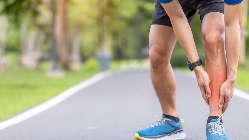 Dor na canela ao correr pode ser sinal de alerta e tem solução simples que muita gente ignora