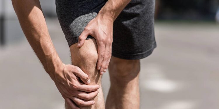 Dor no joelho ao correr pode surgir por erro simples e atrapalhar até treinos leves