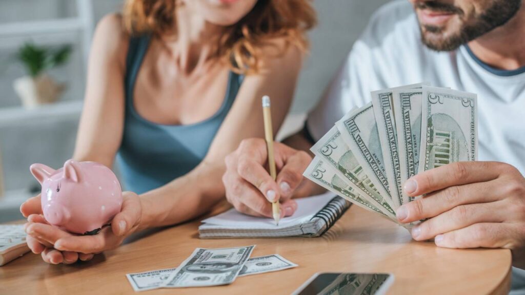 3 formas de gastar menos e aumentar a poupança 