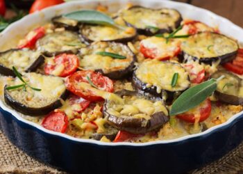 Receita de berinjela gratinada que promete encantar todos na mesa