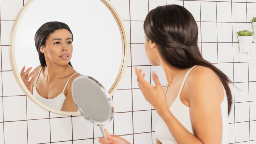 O que significa quando uma pessoa fala sozinha em voz alta, segundo a psicologia