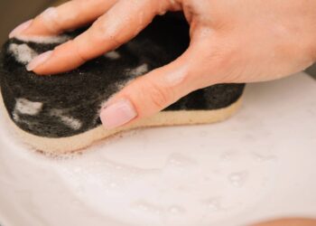 Quando trocar a esponja da pia para evitar bactérias