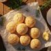 Esqueça o pão francês e faça este pão de queijo de 2 ingredientes pronto em 10 minutos
