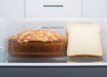 Por que colocar um pedaço de pão na geladeira com o bolo muda o sabor e a textura
