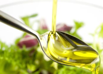 Fio de azeite tem mais calorias do que você imagina, segundo nutricionista