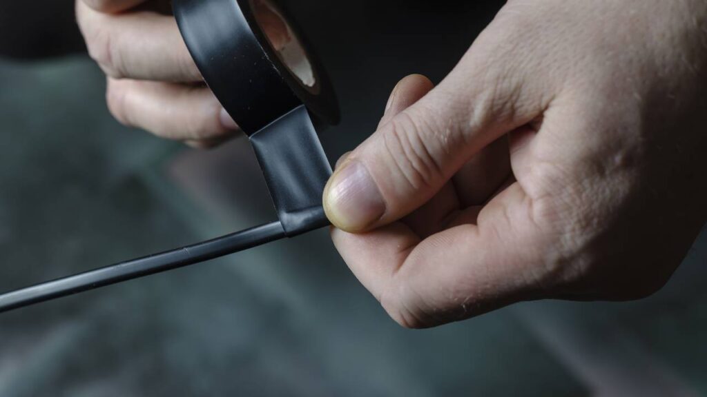 Este truque simples impede insetos de entrarem pelo cabo dos eletrodomésticos