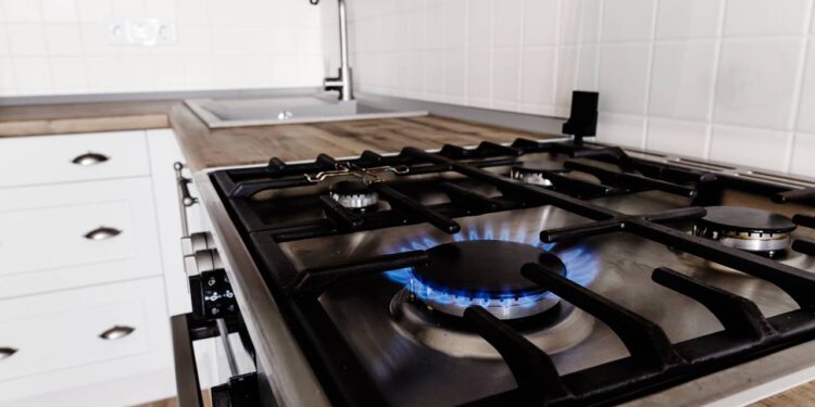 Como economizar gás e energia no fogão com hábitos simples