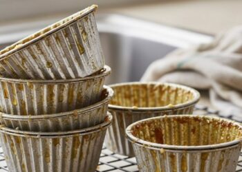 Truque rápido para limpar formas engorduradas sem esforço