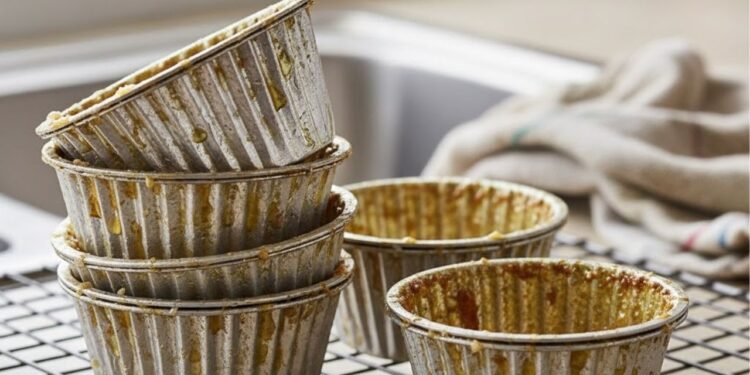 Truque rápido para limpar formas engorduradas sem esforço