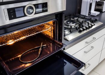 O ar quente do forno elétrico pode ajudar a secar roupas pequenas