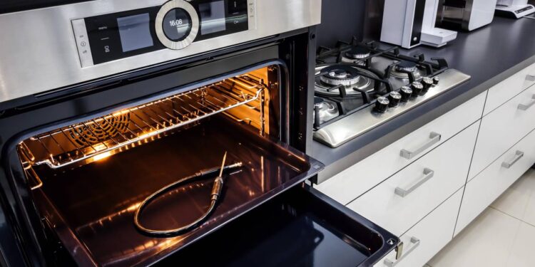 O ar quente do forno elétrico pode ajudar a secar roupas pequenas