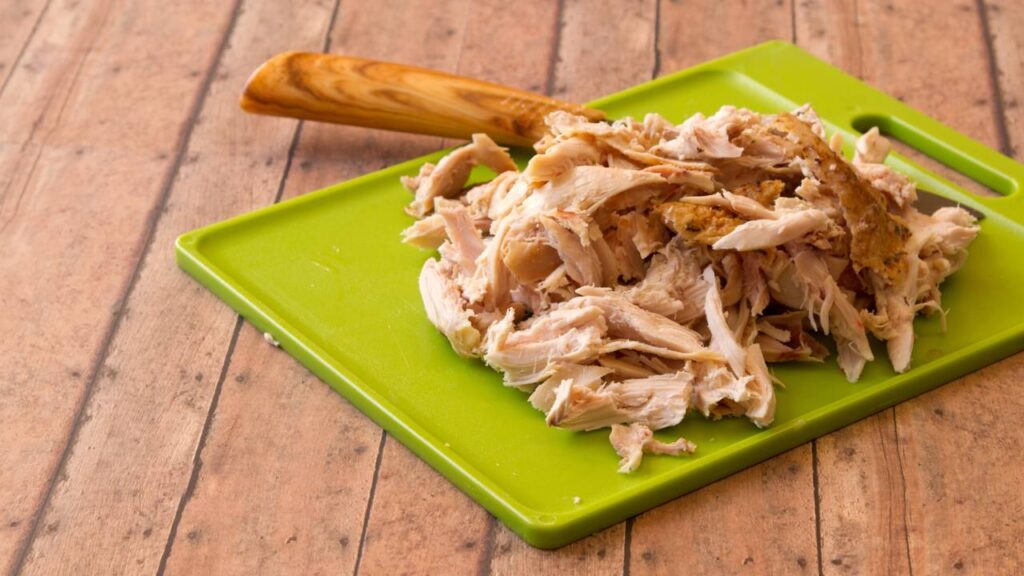O jeito mais rápido de fazer frango desfiado sem panela de pressão