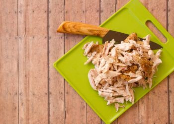 O jeito mais rápido de fazer frango desfiado sem panela de pressão