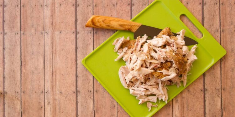 O jeito mais rápido de fazer frango desfiado sem panela de pressão