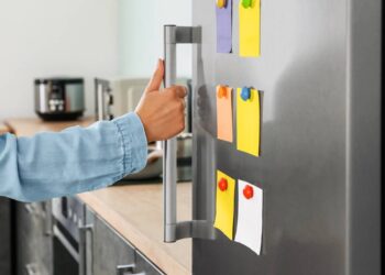 Isso é o que acontece se você deixar a geladeira muito próxima da parede