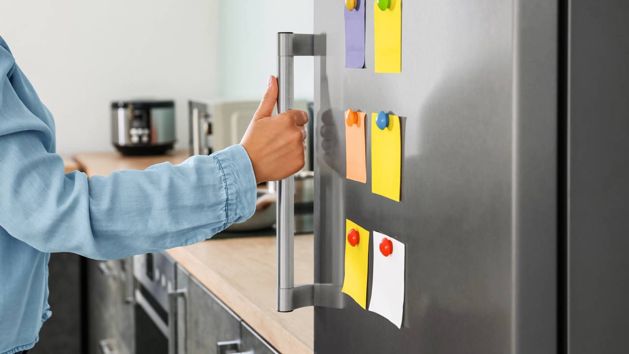 Isto é o que acontece se você deixar a geladeira muito próxima da parede 1 Isto é o que acontece se você deixar a geladeira muito próxima da parede