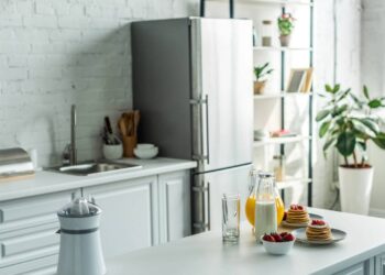Nunca deixe a geladeira nesta posição na cozinha