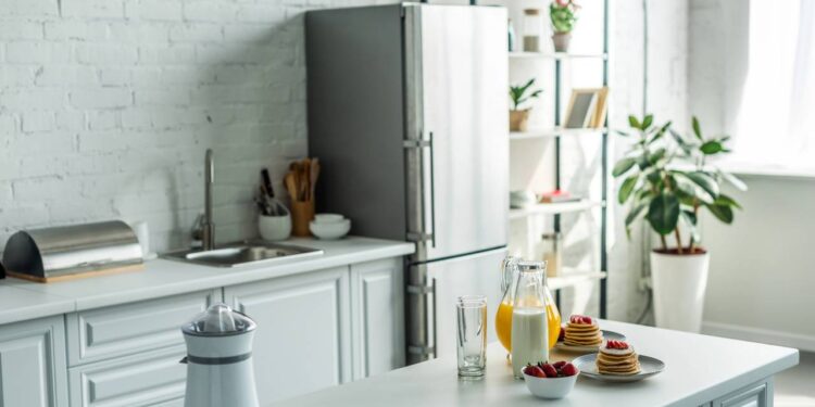 Nunca deixe a geladeira nesta posição na cozinha