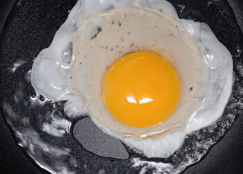 Por que borrifar vinagre na panela antes de fritar ovos faz toda a diferença