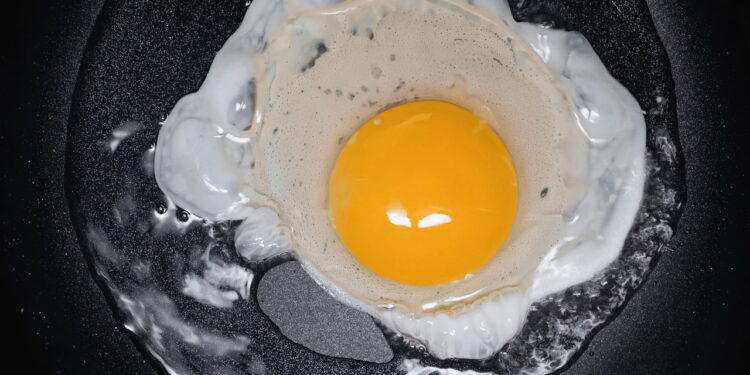 Por que borrifar vinagre na panela antes de fritar ovos faz toda a diferença