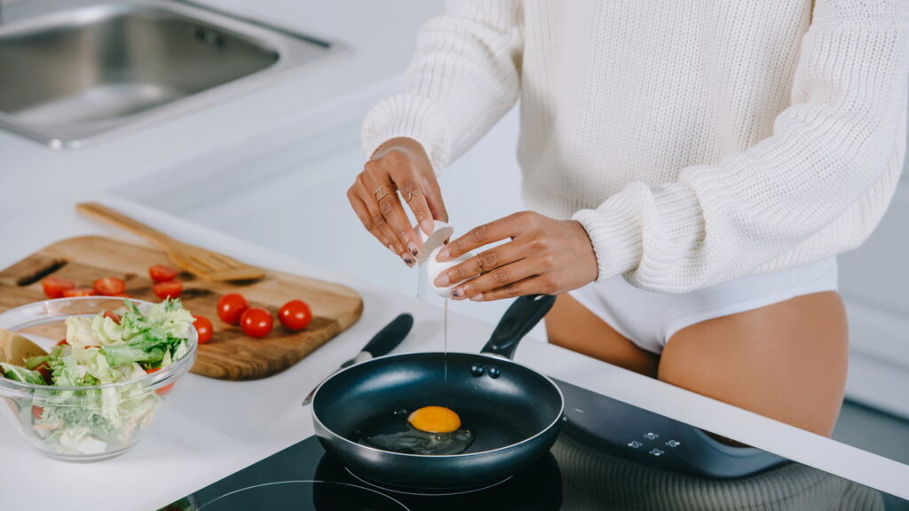Por que borrifar vinagre na panela antes de fritar ovos faz toda a diferença