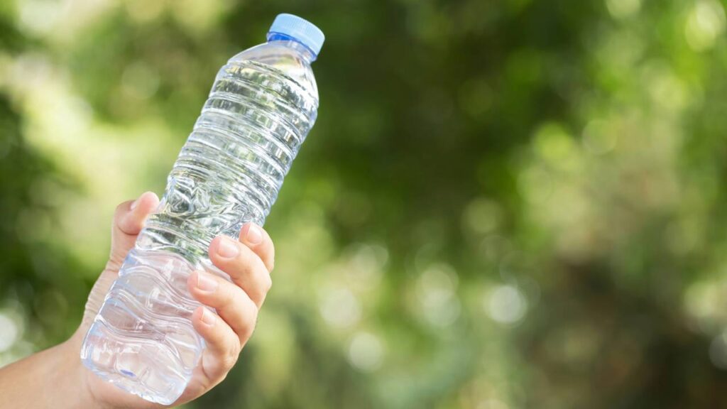 Atividades com garrafa de água para fortalecer os braços em casa